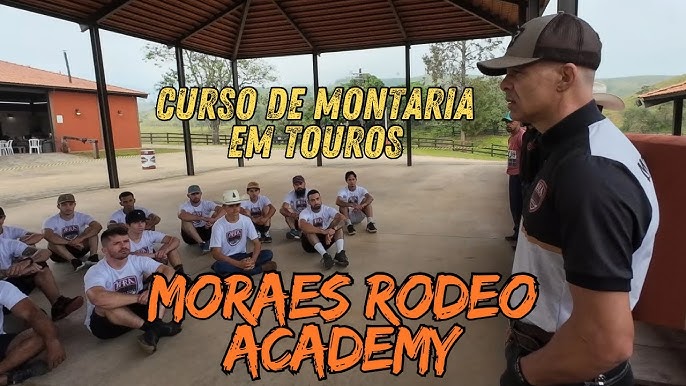 Competidor se preparando para montar um touro em evento de rodeio country.