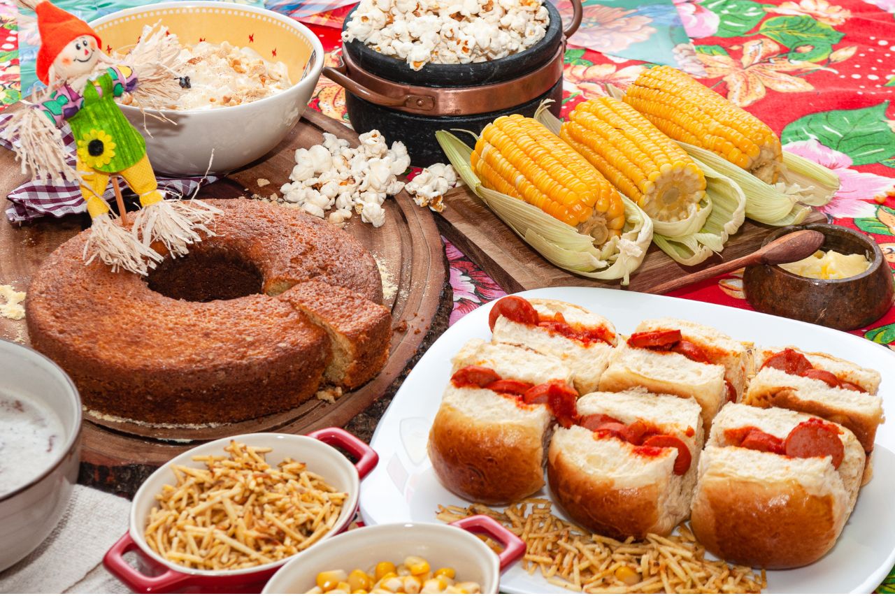 Comidas típicas do interior durante festas juninas e julinas, incluindo pratos tradicionais brasileiros.