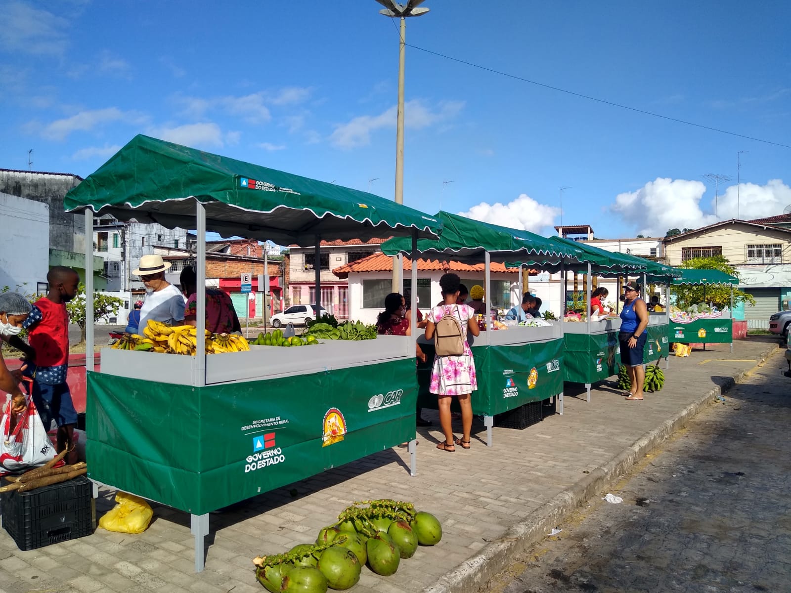 Mulheres empreendedoras em uma feira de agricultura familiar, celebrando a tradição e o desenvolvimento sustentável