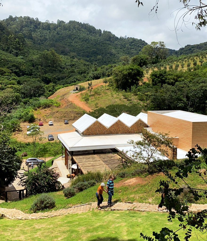 Fazenda ecológica com práticas de agricultura sustentável e vistas de campos verdes.