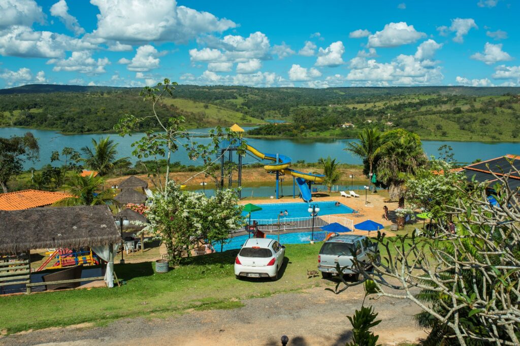 Fazenda para pesca com lago tranquilo e paisagens naturais