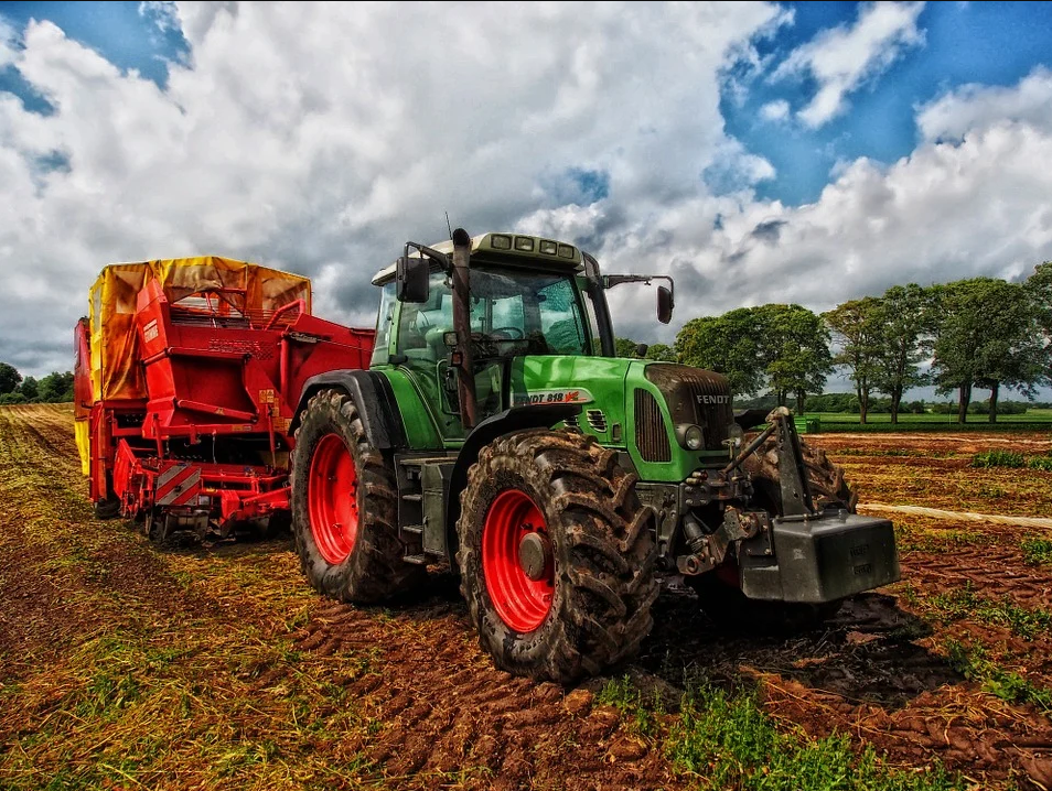 Trator trabalhando em uma plantação country