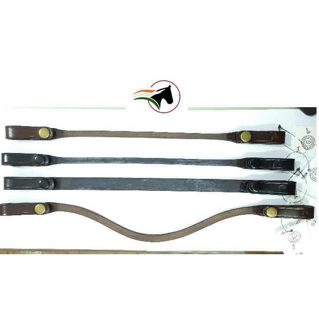 Equipamentos essenciais para equitação com foco em corrida de cavalo, incluindo banda de cabeça de couro e acessórios.