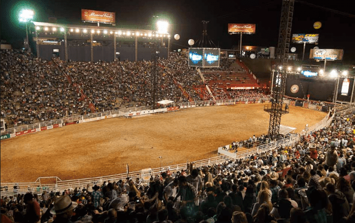 Festa de Peão do Interior com show de rodeio e multidão animada