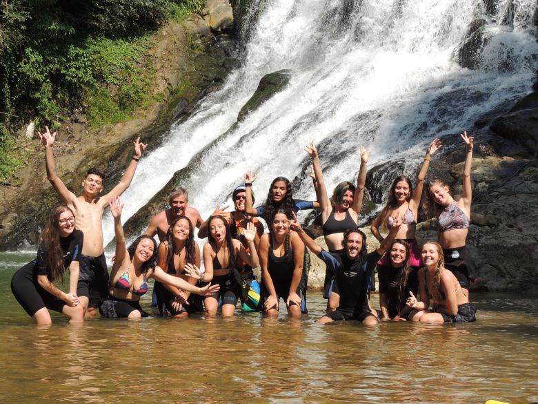 Estudantes de Turismo e Hotelaria explorando a natureza durante uma saída de ecoturismo no campo