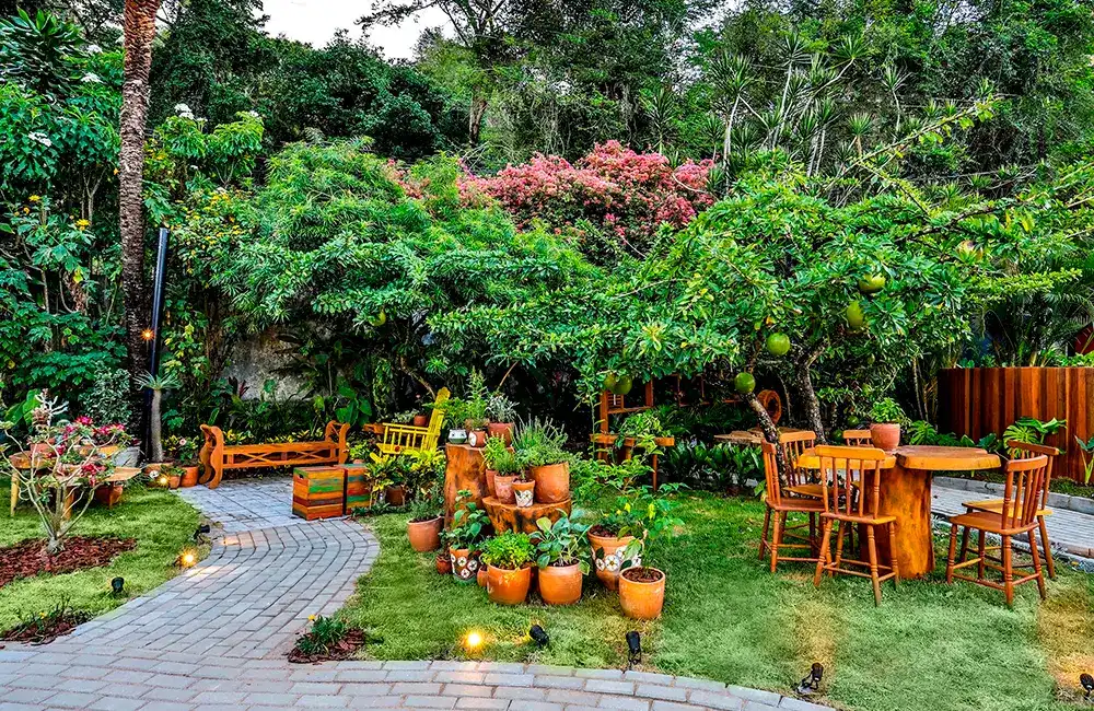 Um bonito jardim rural com flores coloridas e plantas saudáveis, representando as práticas de jardinagem country.