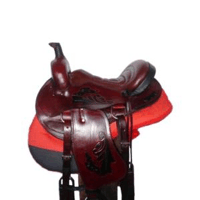 Competidores de rodeio em ação, utilizando os equipamentos adequados.
