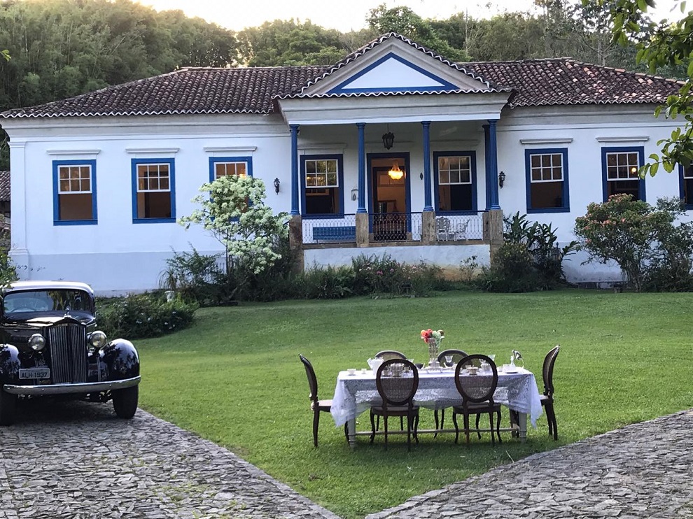 Fazenda histórica com bela paisagem rural, representando o legado cultural do Brasil.