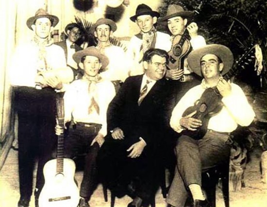Uma bela cena de um músico tocando viola caipira em um cenário rural, ilustrando a essência da música caipira.