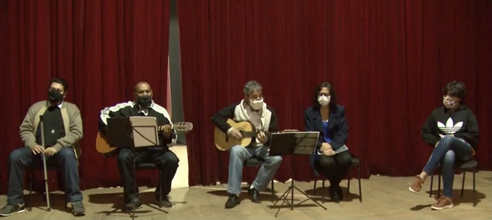 Oficina de música sertaneja em Rio Claro com participantes aprendendo a tocar e cantar sertanejo raiz.