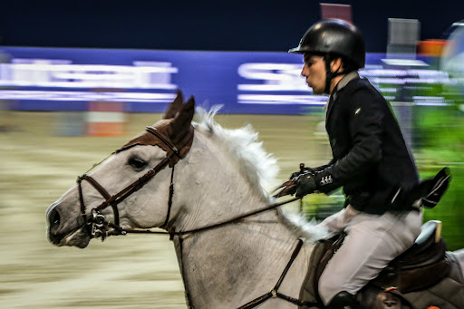 Cavalgar com habilidade em um cenário country.