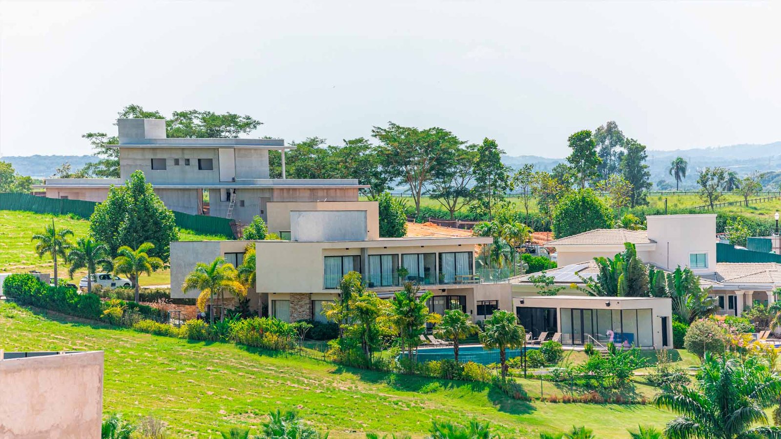 Entretenimento no campo com fogueira e mesa ao ar livre
