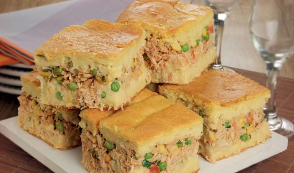 Prato típico da culinária caipira com ingredientes frescos e caseiros
