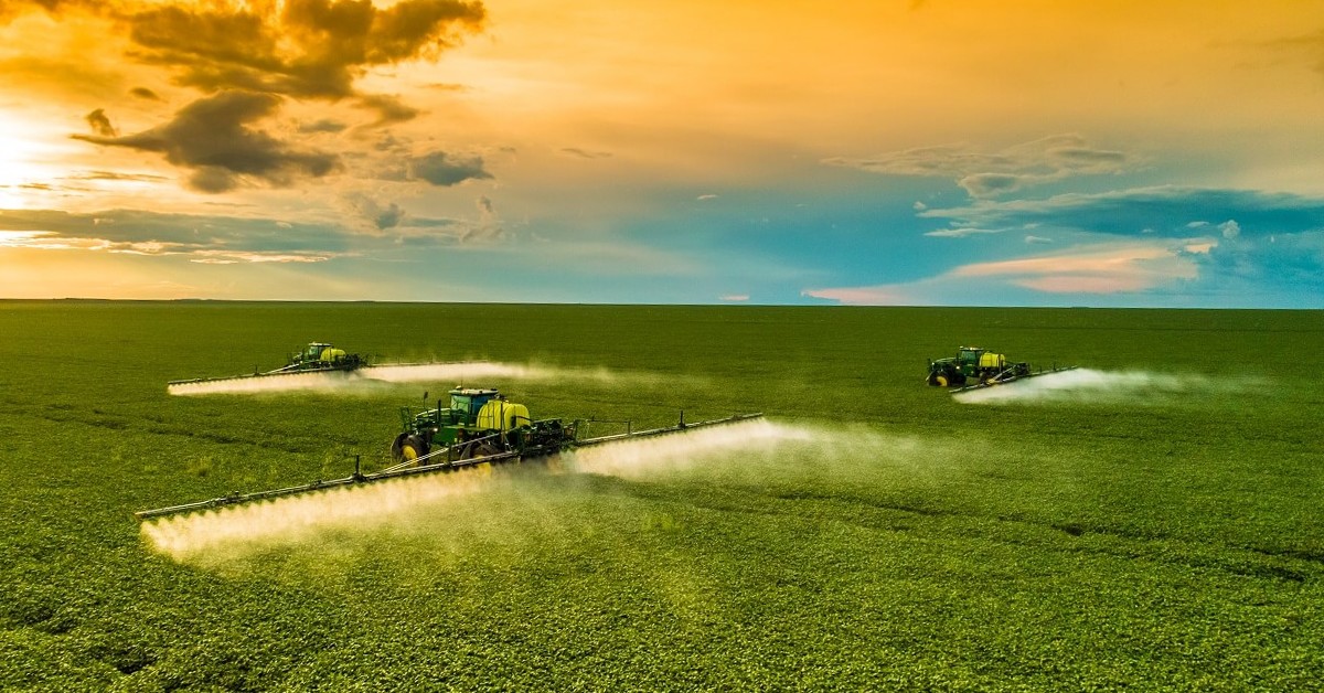 Fazenda moderna com equipamentos agrícolas de alta tecnologia.