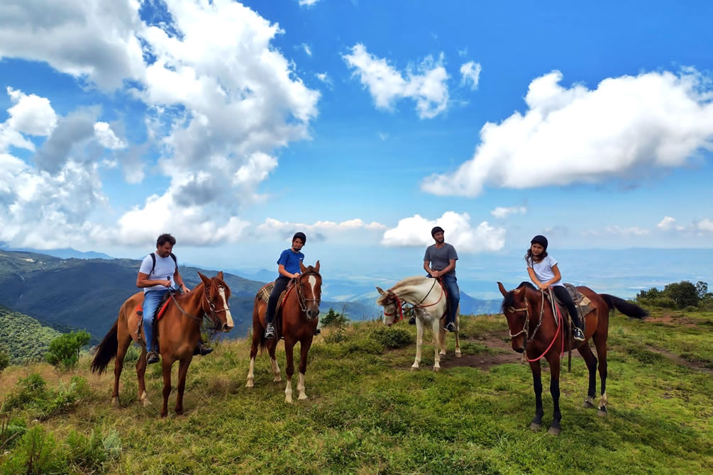 Cavalgadas no campo, tradição e beleza da natureza.