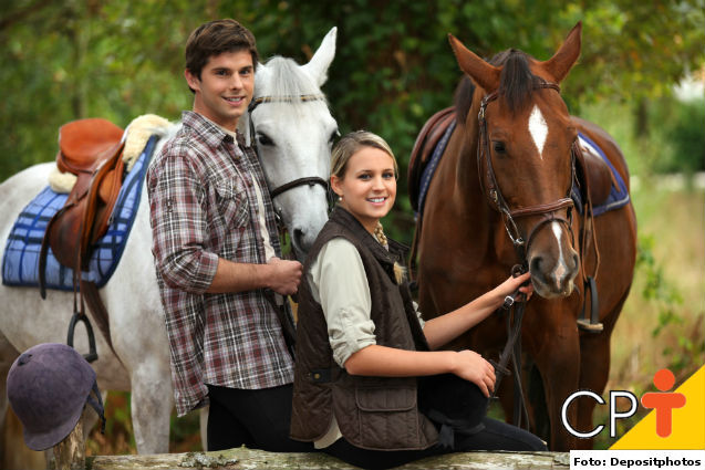 Competidor montando a cavalo em uma prova de laço.
