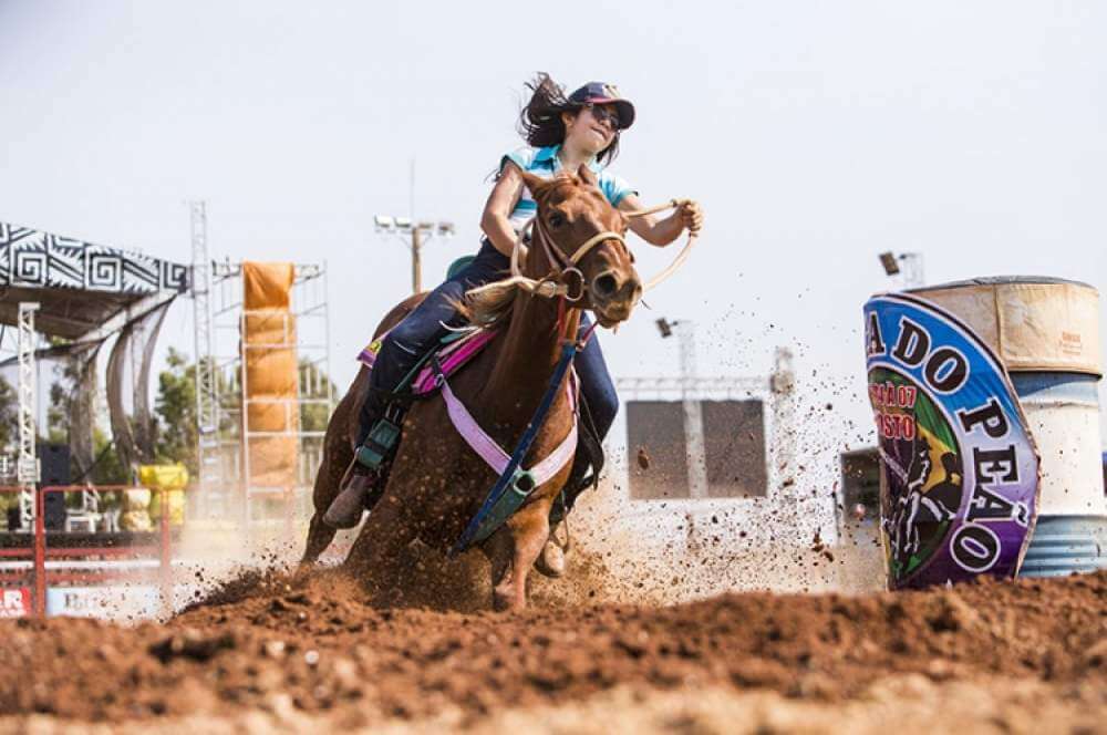 Montaria em cavalos na modalidade de rodeio cutiano do Clube Sertanejo