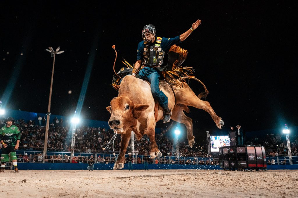 Rodeio no Camaru 2024 com competidores montados em touros