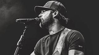 Um cantor country em apresentação ao vivo