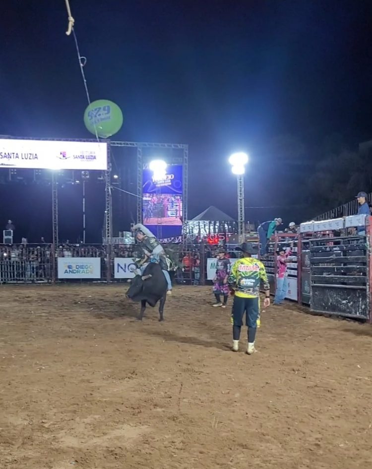 Eduardo Costa se apresenta no Rodeio da Fazenda durante a 36° Festa do Gado de Santa Luzia