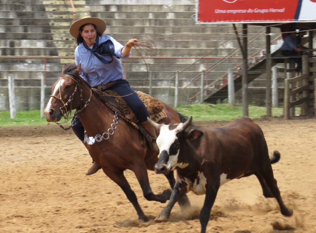 Competidores em ação durante o Campeonato de Laço no Rodeio Nacional de Vacaria.