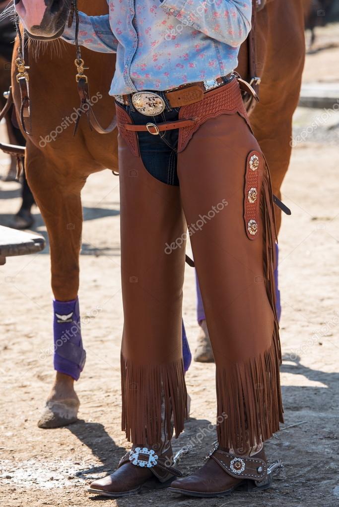 Equipamentos de rodeio para segurança e performance, incluindo botas, chapéus e protetores.