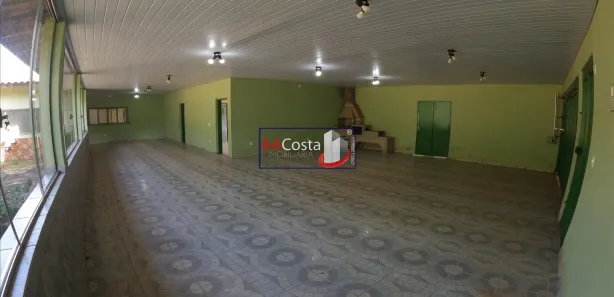 Fazenda tradicional no interior do Brasil com pastagens verdes e cercas de madeira.