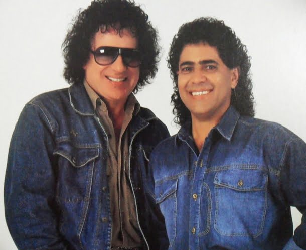 Duplas sertanejas famosas se apresentando em um palco durante um show