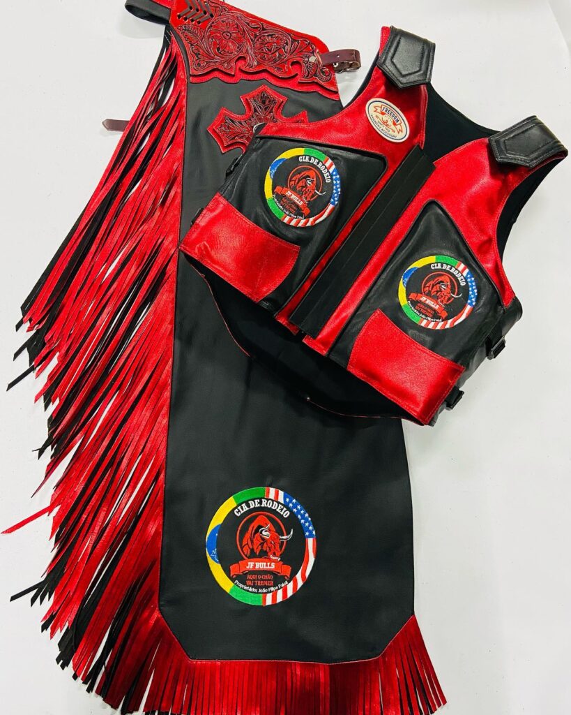 Competidores em um rodeio usando equipamentos apropriados