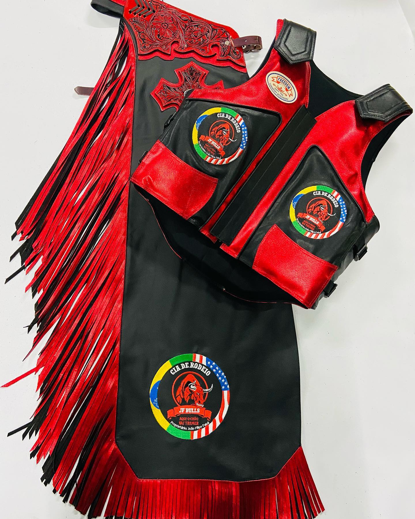 Competidores em um rodeio usando equipamentos apropriados