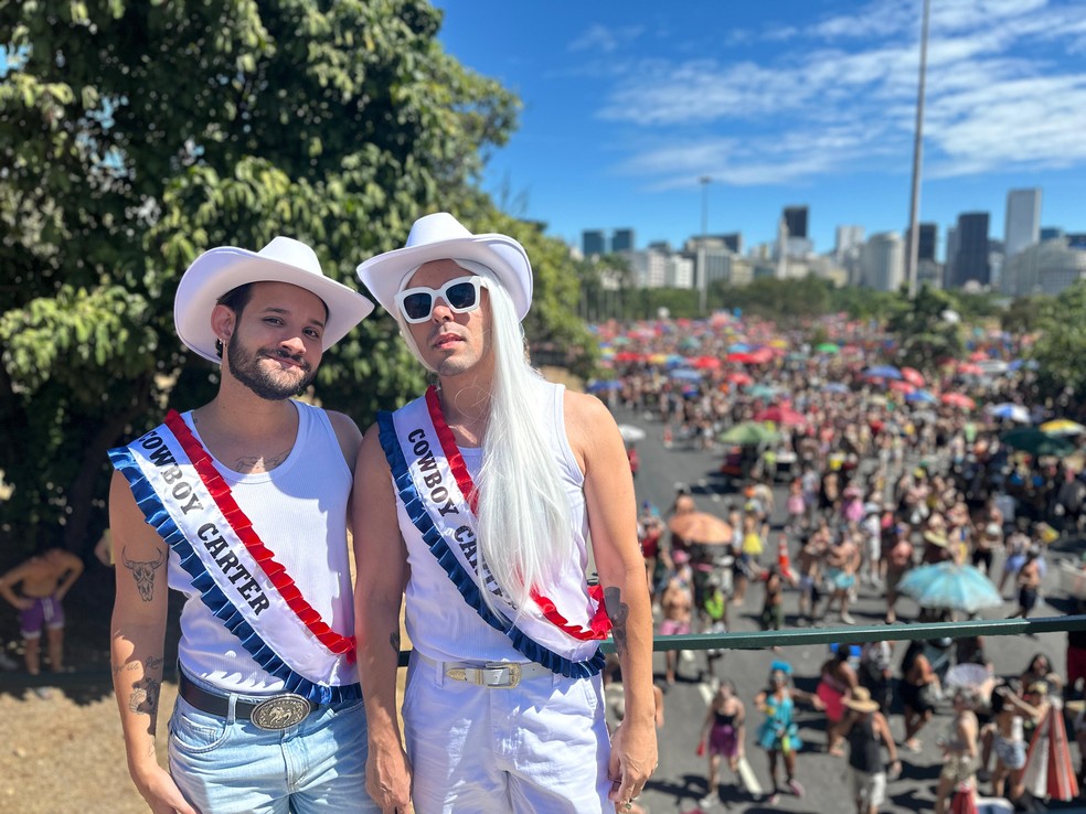 Cultura Cowboy em celebração com referências modernas como Beyoncé e Fernanda Torres.