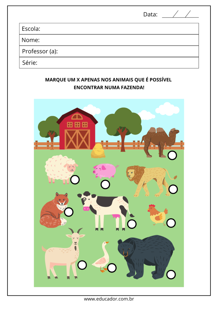 Crianças interagindo com animais na fazenda, aprendendo sobre a vida rural.