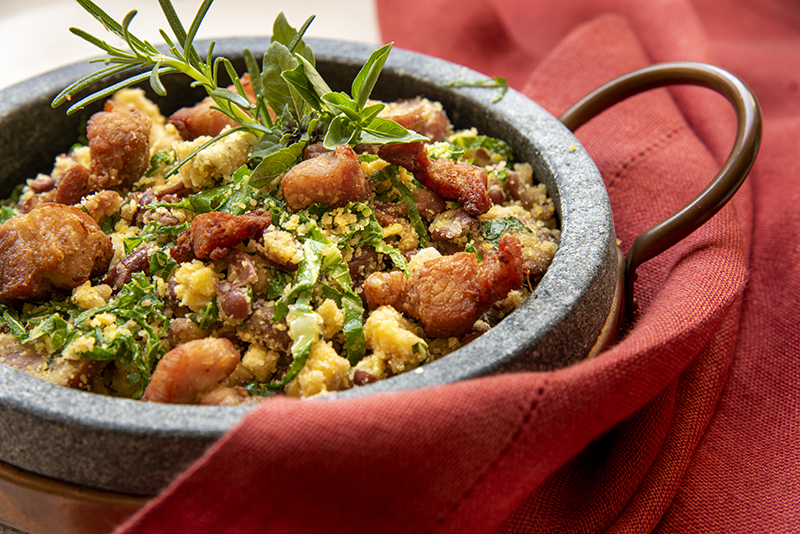 Prato típico da culinária caipira com ingredientes frescos e rústicos.