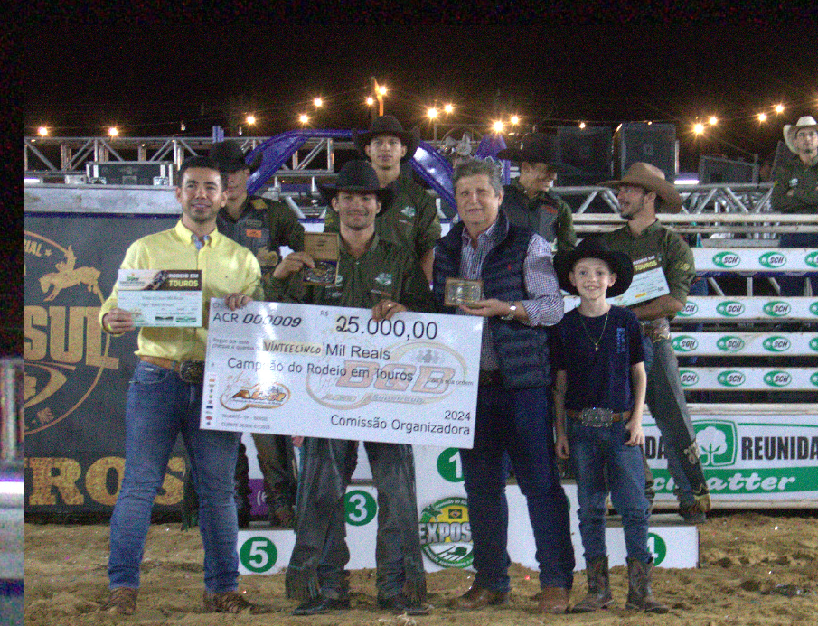 Montaria em touros com cowboy profissional em ação durante a Exposul 2024.