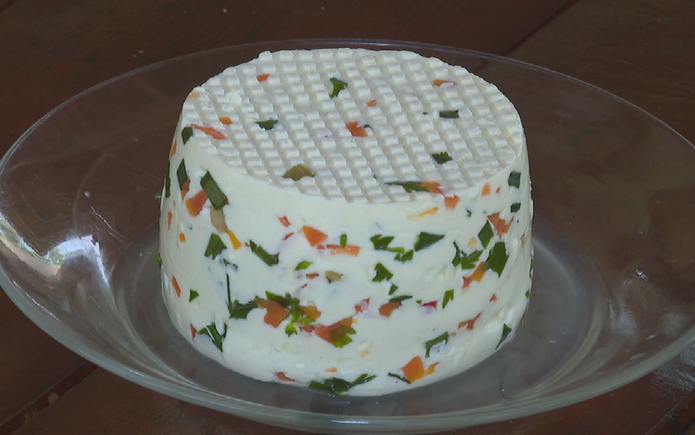 Veja o passo a passo de como preparar queijo fresco temperado