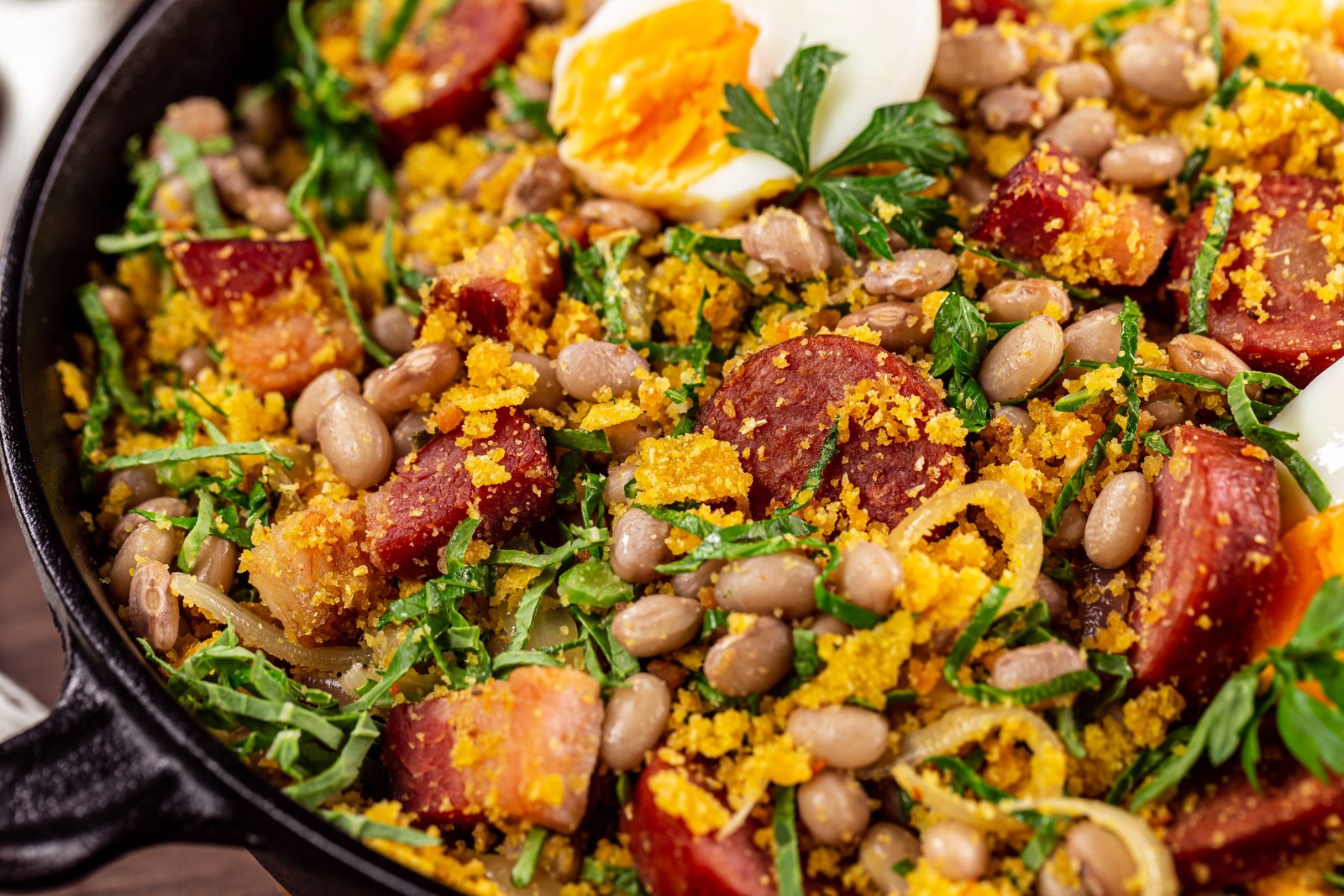 Feijão tropeiro tradicional: passo a passo de uma receita deliciosa - São João Alimentos