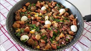 Esse feijão tropeiro com carne de porco é perfeito e fácil de fazer