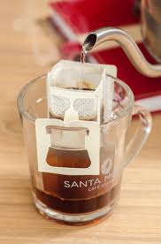 Café Santa Monica - Chegou para ficar e já é o queridinho Drip Coffee Santa Monica entre os cafés coados, você pode saborear um café coado diretamente na xícara em três versões;