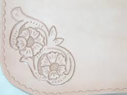 Carona de Couro Com Desenho de Flor