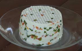 Veja o passo a passo de como preparar queijo fresco temperado