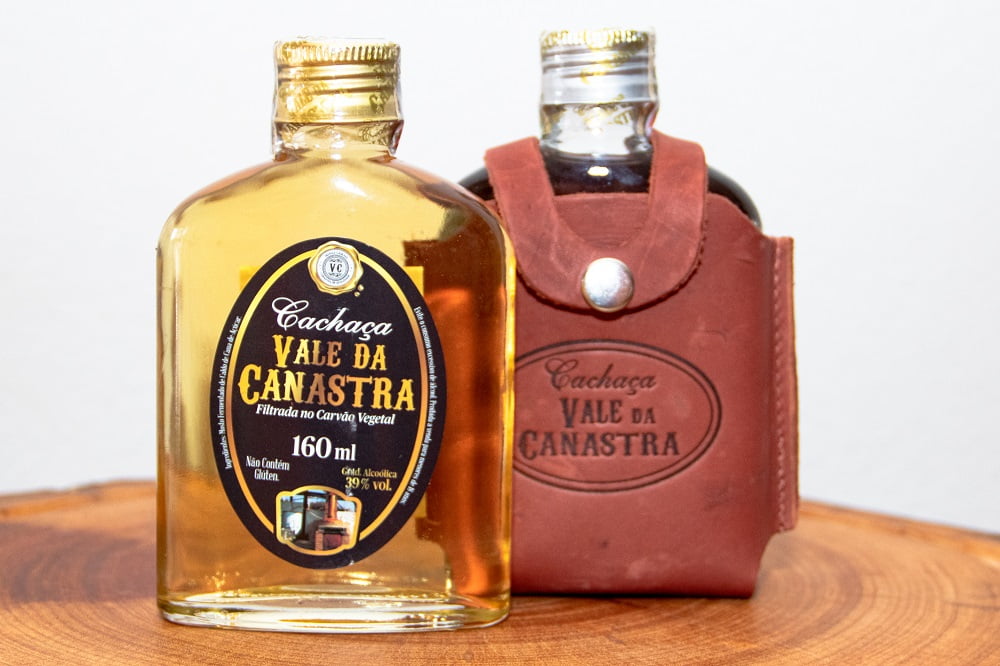 CACHAÇA ARTESANAL VALE DA CANASTRA COM CAPA DE COURO 160 ML