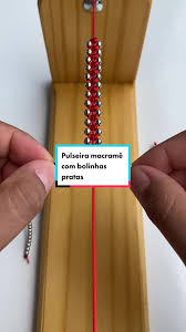 Pulseira em macramê com bolinhas pratas ❤️ Você pode fazer com várias cores de linha, nessa usei 24 bolinhas pratas em cada lado da pulseira. Fio central de 40 cm. Fio para trançar 100 cm. Lembrando ...