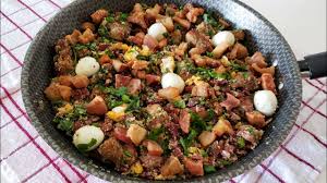 Como fazer feijão tropeiro tradicional que fica bem delicioso